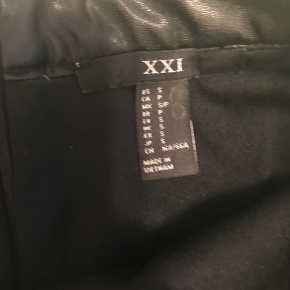 Black short skirt - Picture 4 of 4